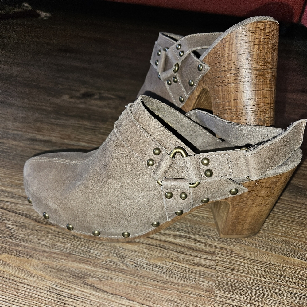 White mountain Clogs